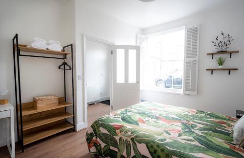 City Centre House | The Teapot Cottage in Town Centre FREE Parking