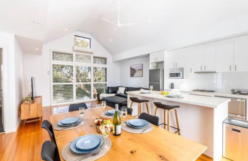 Ocean Grove House | The Terrace 400m to Main Beach Pet Friendly