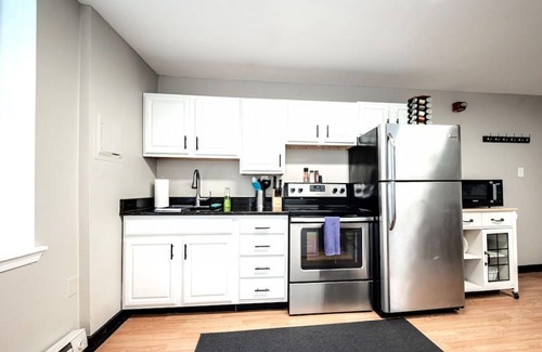 Wilmington Apartment | The Terrace at Park Place 2nd Floor Walk up -cozy 2 Bedroom Fast Wifi Free Coffee