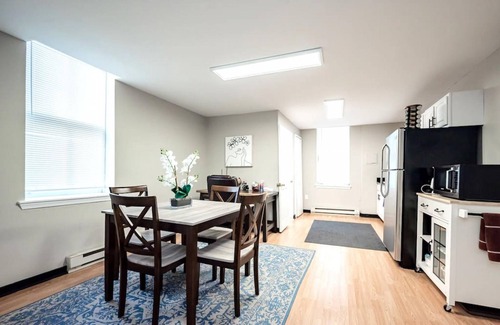 Wilmington Apartment | The Terrace at Park Place 2nd Floor Walk up -cozy 2 Bedroom Fast Wifi Free Coffee