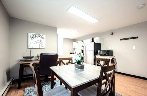 Wilmington Apartment | The Terrace at Park Place 2nd Floor Walk up -cozy 2 Bedroom Fast Wifi Free Coffee