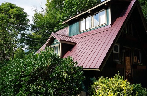 Maggie Valley Ski Chalet | The Timberline - Sleeps 5, 2 Decks, Firepit, Hot Tub