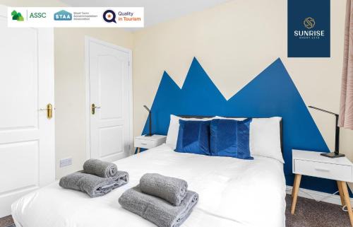 Dundee Apartment | THE TOWNHOUSE, 4 Rooms Large Beds with TV's, Poker Table, Fully Equipped, Easy Ring-Road Access, Parking, WiFi, 5 MINS TO CITY CENTRE - Long Stays, INVOICE and REDUCED PRICE are only via SUNRISE SHORT LETS Dundee