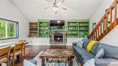 Albrightsville House | The Tranquil Trails by AvantStay Lake Access Deck Fireplace