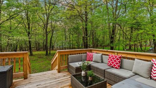 Albrightsville House | The Tranquil Trails by AvantStay Lake Access Deck Fireplace