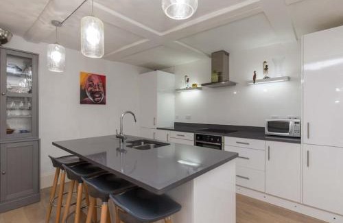 Eton House | The Treehouse, Eton High Street, Walk 2 Windsor