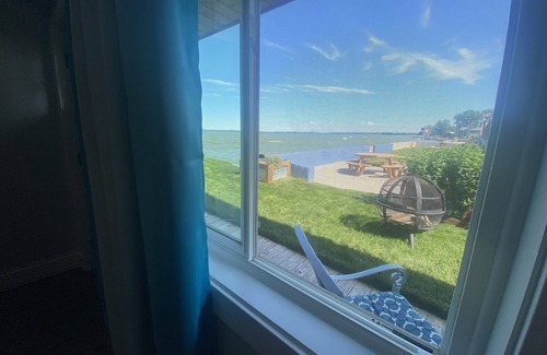 Bay City Apartment | ~The UpSiDe DoWN PaRRoT~Swim Fish Relax ON LakeHURON! ~Killarney Beach *Bay City