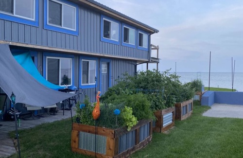 Bay City Apartment | ~The UpSiDe DoWN PaRRoT~Swim Fish Relax ON LakeHURON! ~Killarney Beach *Bay City