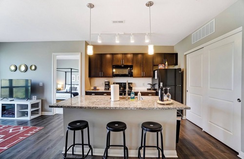 Downtown Columbus Apartment | The Urban Oasis | Garage Parking | Walk-In Shower