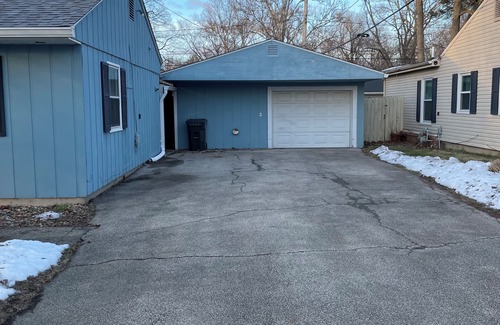 Urbana House | The Urbana Blue House- Tranquil 3 bedroom getaway