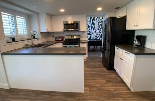 Paradise Valley House | The Vegas Chateau - 4 Bedroom 3 Bath w Pool & Jacuzzi
