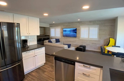 Paradise Valley House | The Vegas Chateau - 4 Bedroom 3 Bath w Pool & Jacuzzi