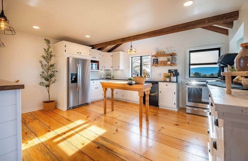 Mifflinburg House | The View at Stoney Acres | Pool + Hot Tub + Views