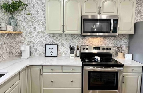 Granbury House | The Villa on Lake Granbury w/Hot Tub for up to 8 Guests