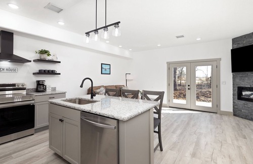 Stockton House | The Voyager at Lake Town Estates. 10 minutes from Stockton Lake!