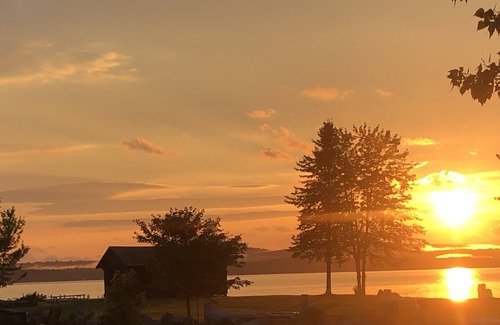 Smithfield Cottage | The WATERING HOLE...Cozy cottage with AMAZING sunsets on North Pond!