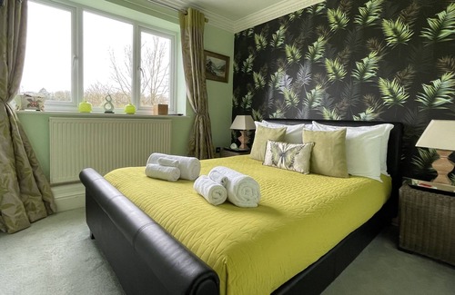 Tiddington House | The Waters Edge Guest House