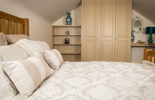 Tiddington House | The Waters Edge Guest House