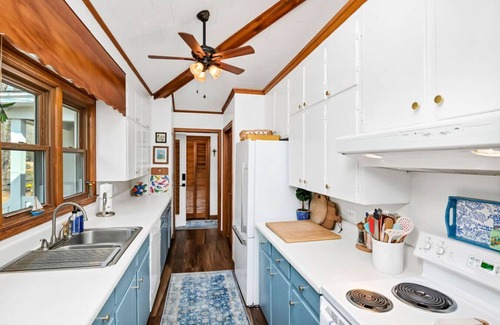 Prosperity House | The Water’s Edge | Sleeps 8 | Incredible Views