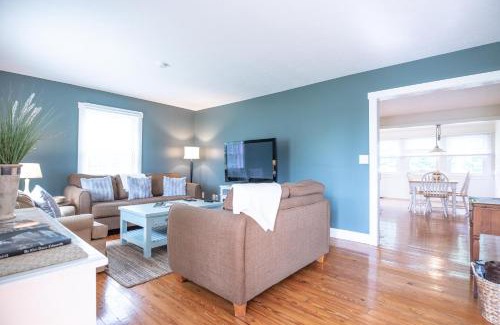 Helmsburg House | The Wayside Cottage