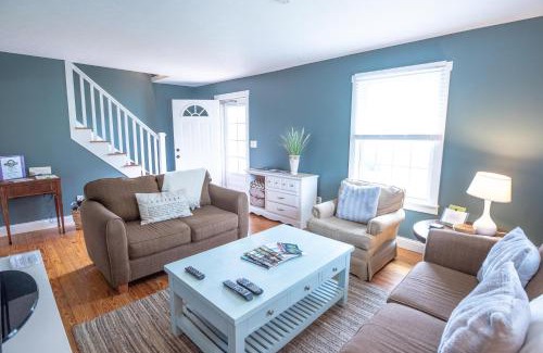 Helmsburg House | The Wayside Cottage