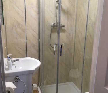 Cranleigh Hotel | The White Hart pub and rooms