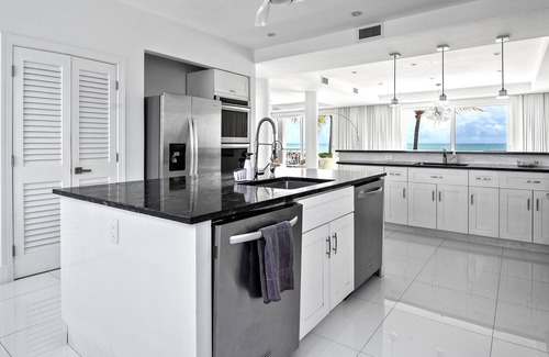 Palm Cay Villa | The White House - Exclusive Luxury Beachfront Villa - Private White Sand Beach
