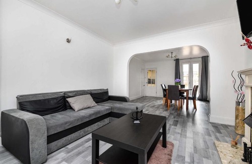 Colchester House | The White Rose Crown, Free Parking & Wifi, 10beds