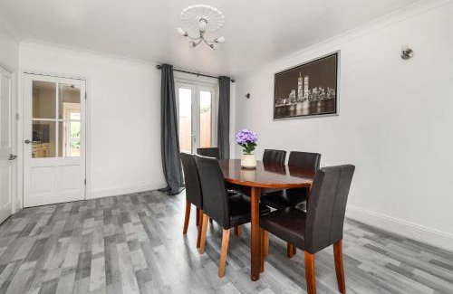 Colchester House | The White Rose Crown, Free Parking & Wifi, 10beds