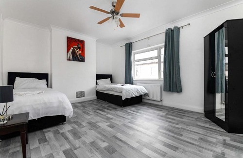 Colchester House | The White Rose Crown, Free Parking & Wifi, 10beds