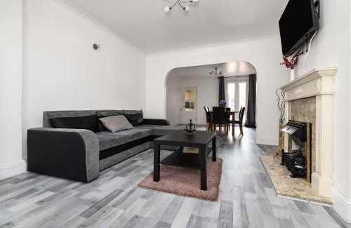 Colchester House | The White Rose Crown, Free Parking & Wifi, 10beds
