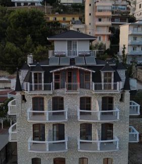 Qafe e Gjashtes Hotel | The White Troy