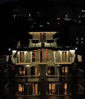 Qafe e Gjashtes Hotel | The White Troy