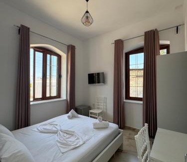 Qafe e Gjashtes Hotel | The White Troy