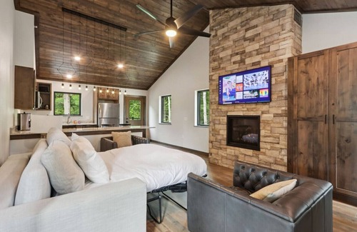 Lake Delton Cabin | The Willow at Treetop Villas