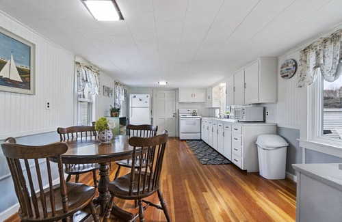 Moody House | The Willow: Cozy, Sleeps 6, Fenced-In Yard, Ample Parking, Walk to the Beach!