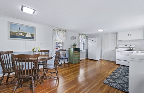 Moody House | The Willow: Cozy, Sleeps 6, Fenced-In Yard, Ample Parking, Walk to the Beach!