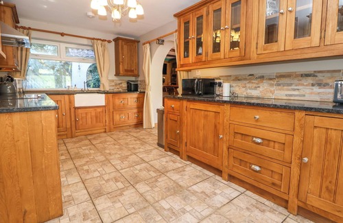 Acrefair Cottage | THE WILLOWS, pet friendly, with hot tub in Llangollen