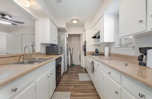 West Arlington House | The Wood & Iron/Sleeps Up to 18 Guests