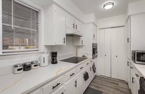 West Arlington House | The Wood & Iron/Sleeps Up to 18 Guests