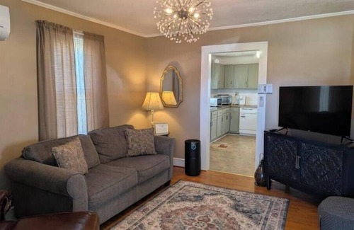 Buena Vista Cottage | The Woodland Cottage charming 2 bedoom one bath with deck on back, covered front