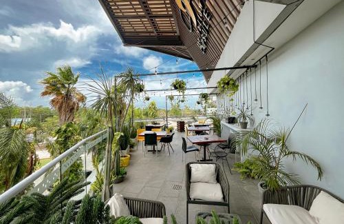 Cancun Hotel | The Yellow Capsule Cancun Close to Airport