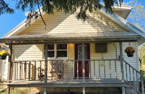 Tyrone House | The Yellow House at Maple Kroft Farm, Altoona- State College, Tyronen
