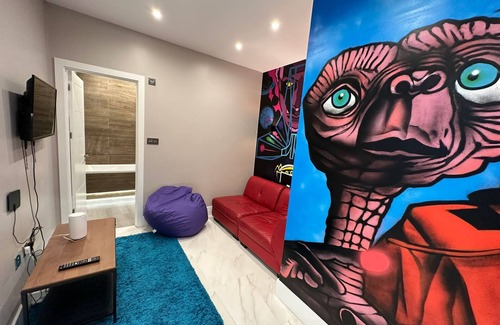 Evelyn Apartment | Themed Stunning 1-bed Apartment in London