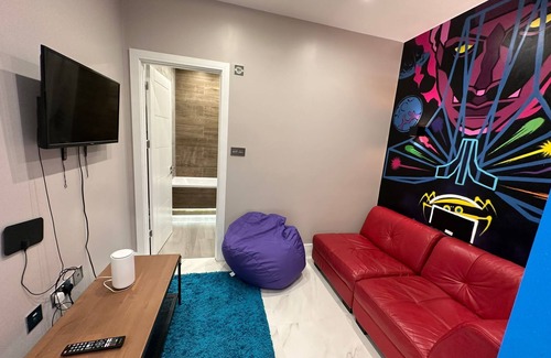 Evelyn Apartment | Themed Stunning 1-bed Apartment in London