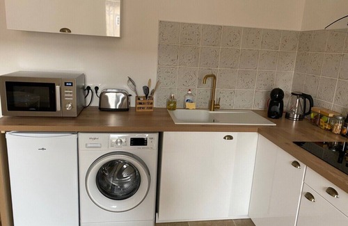 Saint-Laurent-sur-Saone Apartment | This apartment is a 1 bedroom(s), 1 bathrooms, located in Saint-Laurent-sur-Saône, Auvergne-Rhône-Alpes.