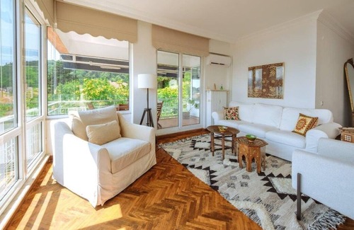 Bebek Apartment | This apartment is a 3 bedroom(s), 1.5 bathrooms, located in Beşiktaş, İstanbul.