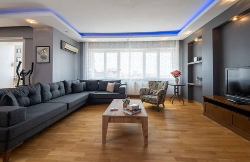 Gayrettepe Apartment | This apartment is a 3 bedroom(s), 2 bathrooms, located in Beşiktaş, İstanbul.