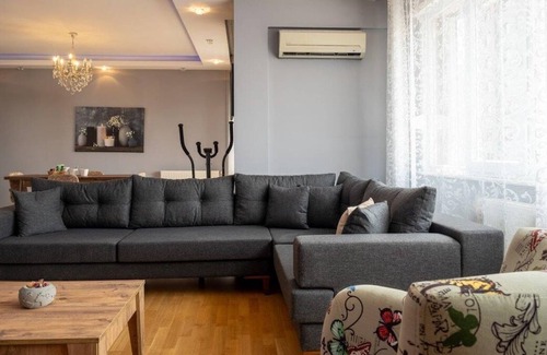 Gayrettepe Apartment | This apartment is a 3 bedroom(s), 2 bathrooms, located in Beşiktaş, İstanbul.
