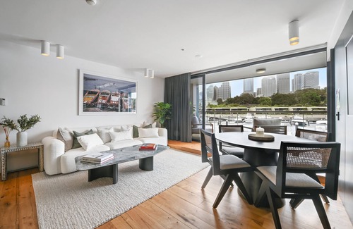 Woolloomooloo Apartment | This apartment is a 2 bedroom(s), 2 bathrooms, located in Woolloomooloo, NSW.